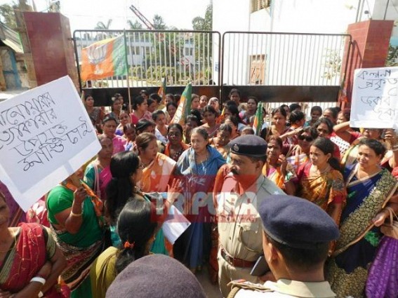 BJP Women Morcha hits Police Headquarter protesting against Police's assault upon women activist at Dharmanagar : Deputation to DGP BJP Women Morcha hits Police Headquarter protesting against Police's assault upon women activist at Dharmanagar : Deputation to DGP